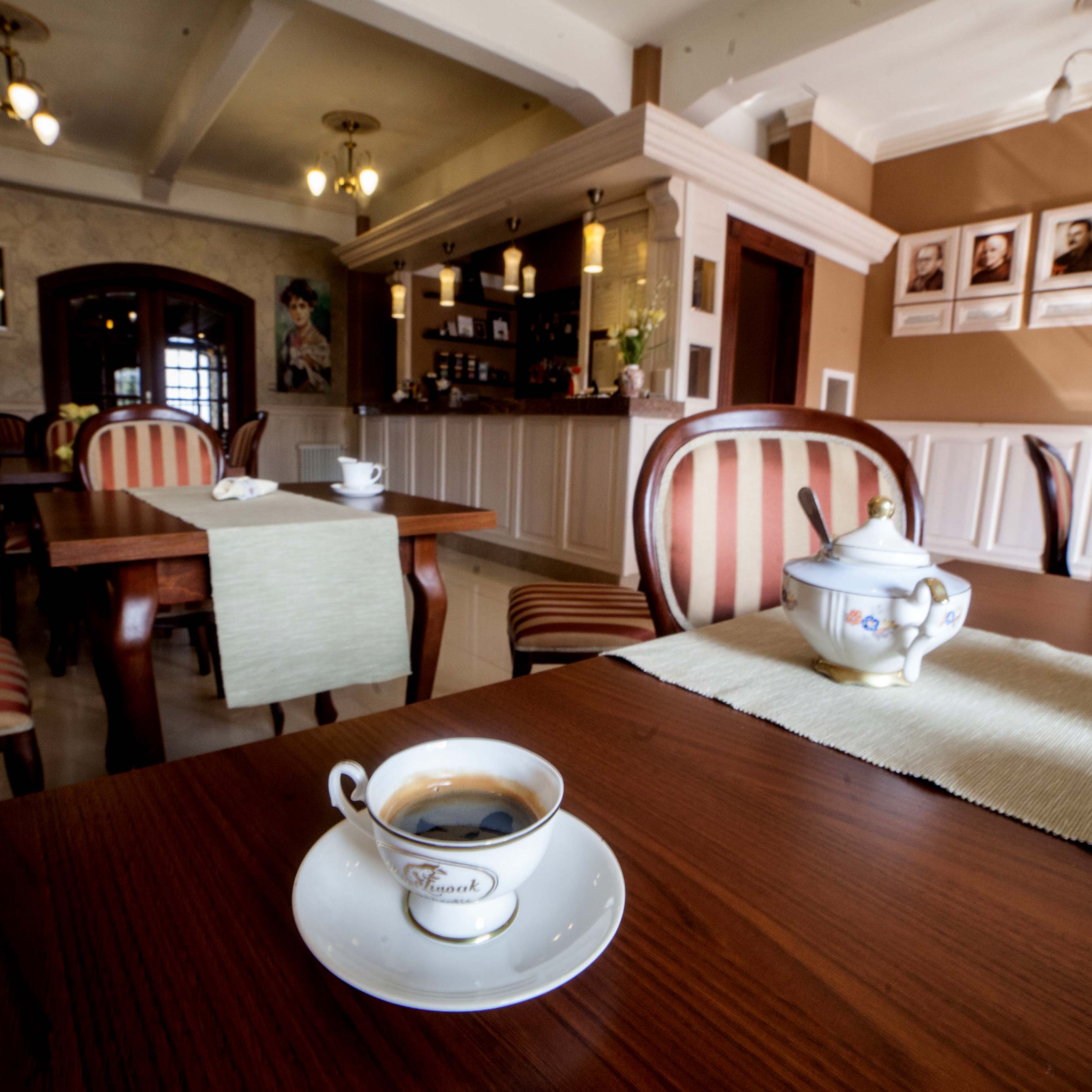 W kawiarni Leżąca Kotka można napić się kawy z porcelanowej filiżanki. 
