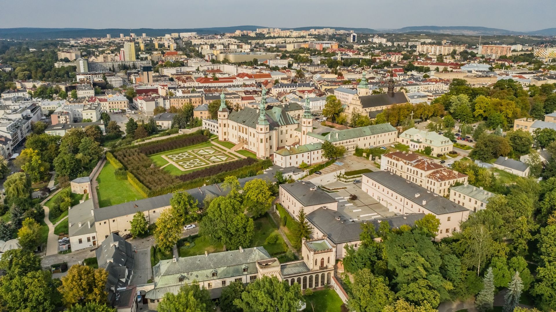 Wzgórze Zamkowe w Kielcach z lotu ptaka