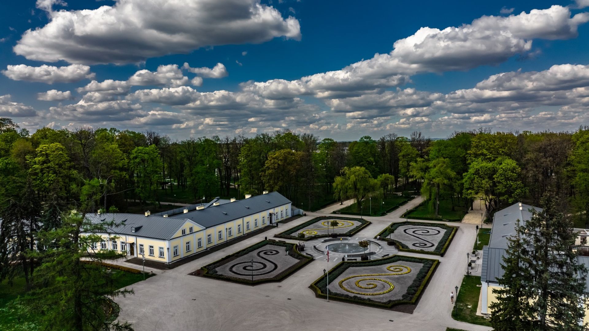 Zespół pałacowo-parkowy w Końskich