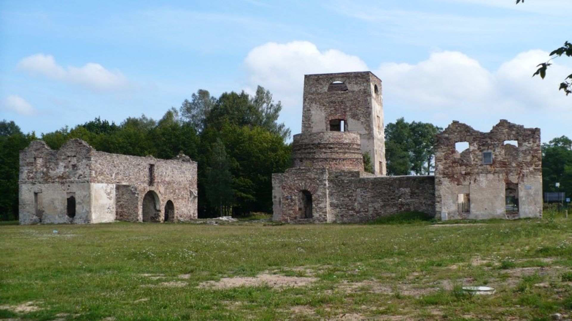 Ruinen des Großofenbetriebs in Samsonów