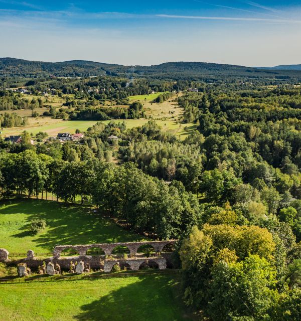 Gmina Miedziana Góra. Miedź, kamienne kręgi, wielki piec i kultowy tor wyścigowy