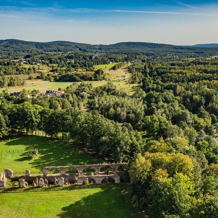 Gmina Miedziana Góra. Miedź, kamienne kręgi, wielki piec i kultowy tor wyścigowy