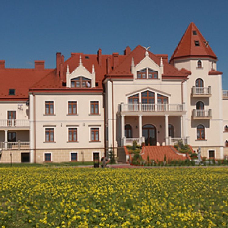 Pałac Koronny ***
