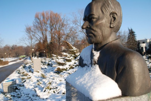 Popiersie Witolda Gombrowica w kieleckim parku