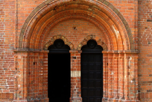 Romanischer Backsteinportal der Jacobskirche in Sandomierz