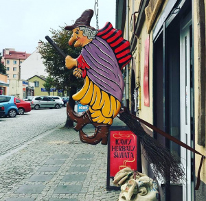 Pamiątki regionalne w pracowni artystyczno - ludowej "Herbaty i kawy świata" w Końskich