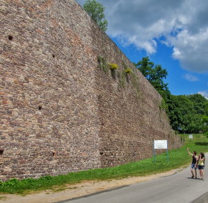 Ruiny muru oporowego w Bobrzy