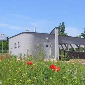 Budynek "zielonej szkoły" na terenie powstającego ogrodu botanicznego