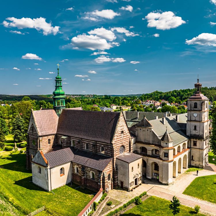 Wąchock – tu historia spotyka się z humorem