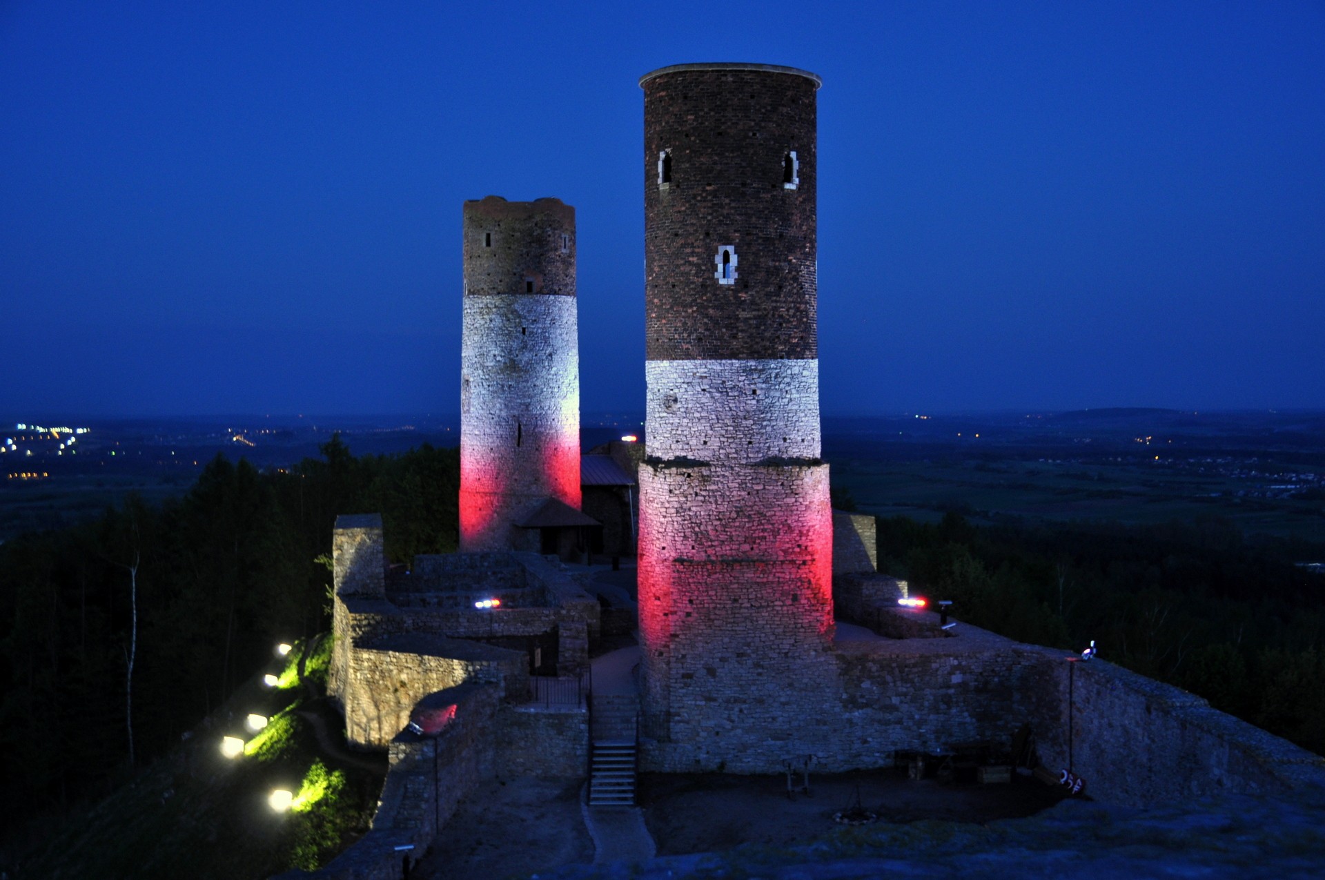 Zamek w Chęcinach nocą
