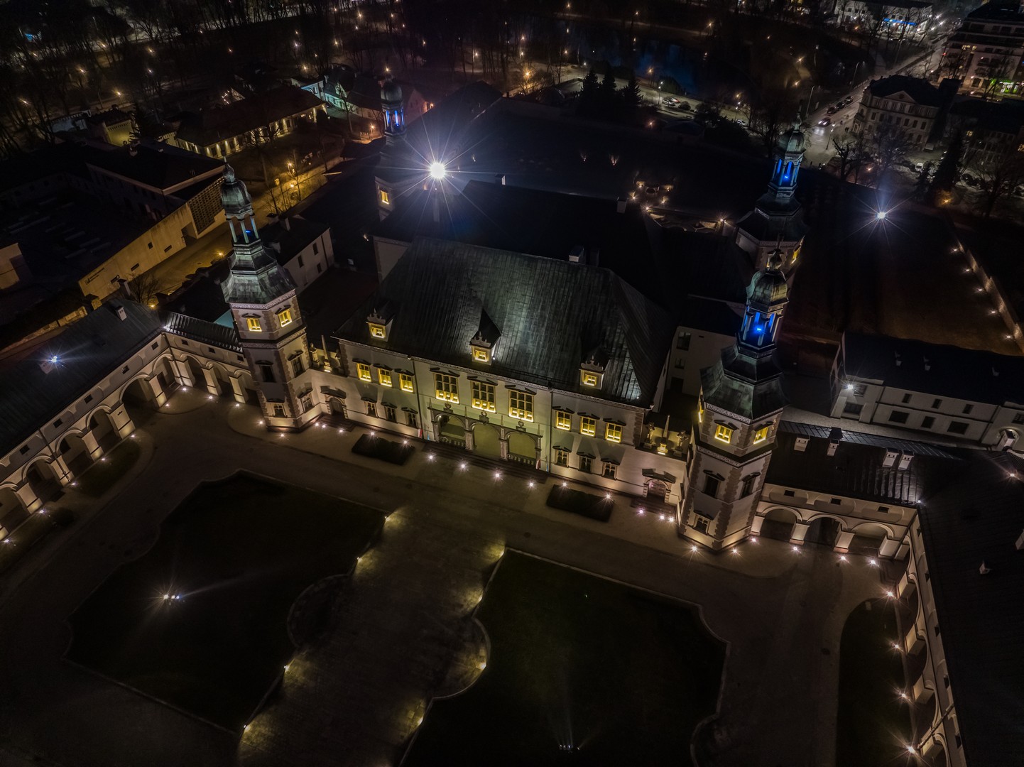 Pałac Biskupów Krakowskich nocą