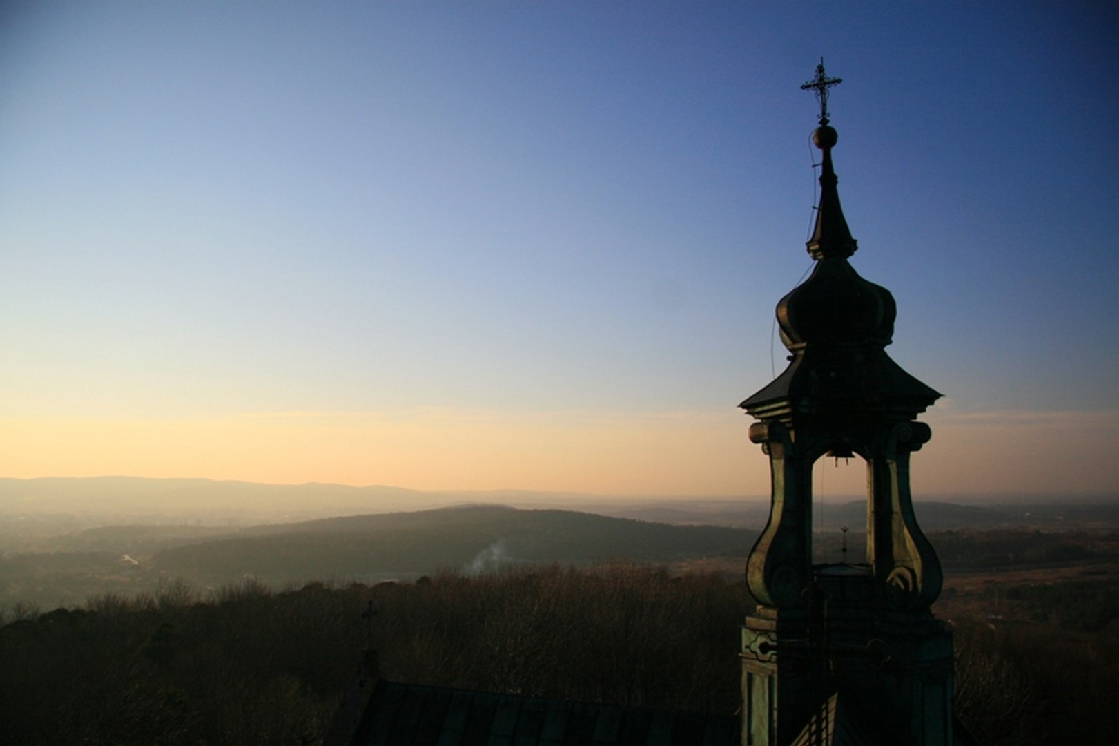Widok z wieży klasztornej na Karczówce.